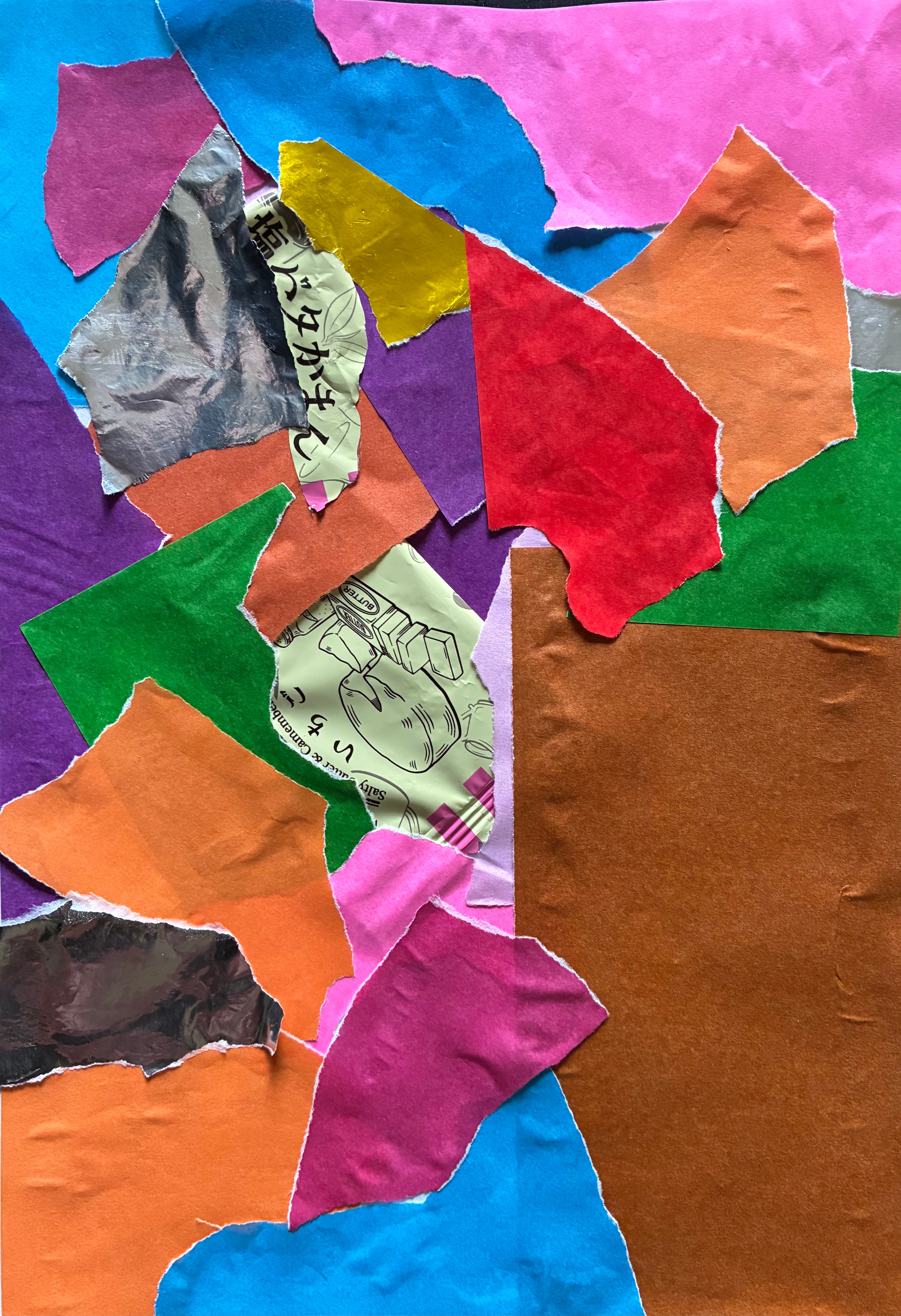 あまりものの折り紙を手でちぎって、スケッチブックに貼り付けたもの。いろいろな色があるけれど、特に何というわけではないような。ただ、紙の中に、お菓子の包装だったプラゴミも混じっています。